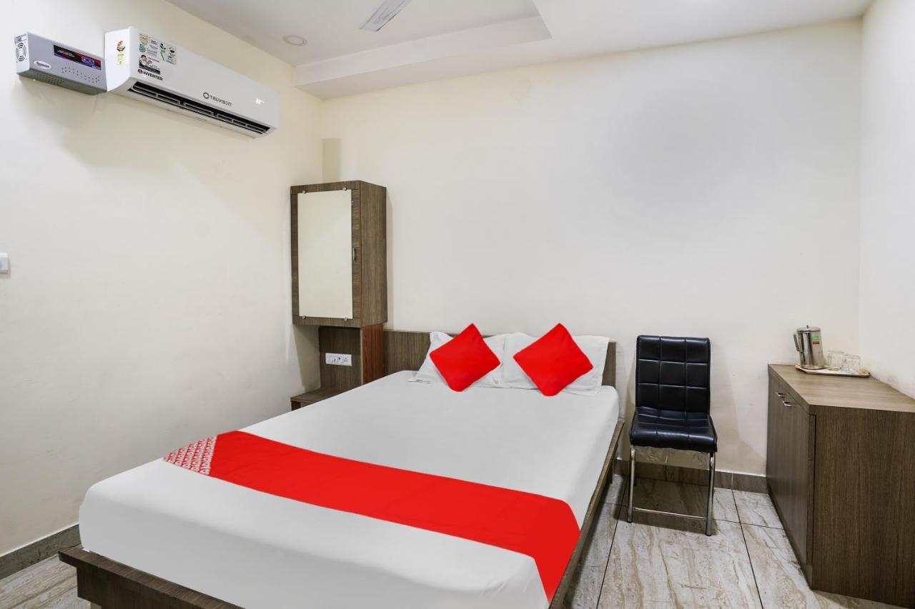 Oyo Flagship Pawan Park Hotel Велор Екстериор снимка